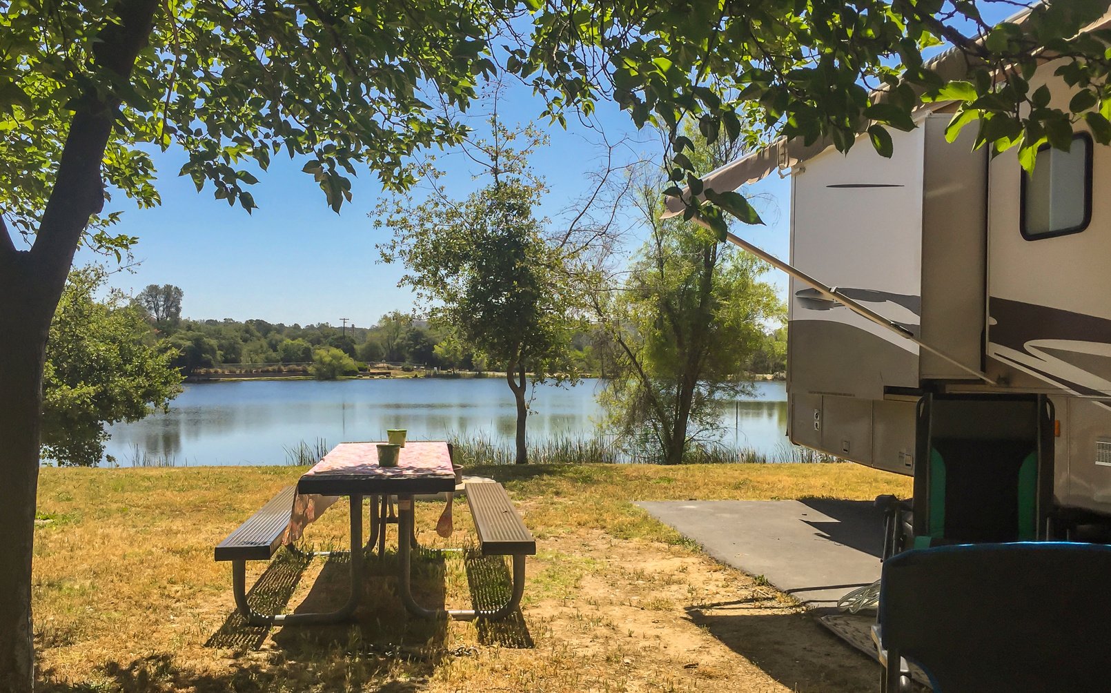 Lakeside camping in Rv